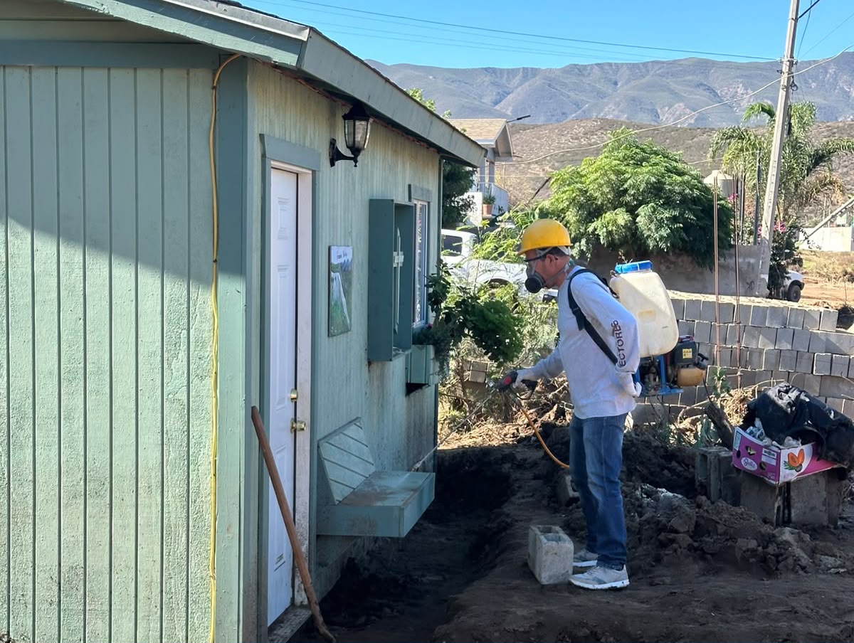 Brigadas sanitarias visitan familias de Maneadero tras afectaciones por lluvias